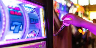 Giao diện sảnh casino trực tuyến genwin với dealer chuyên nghiệp